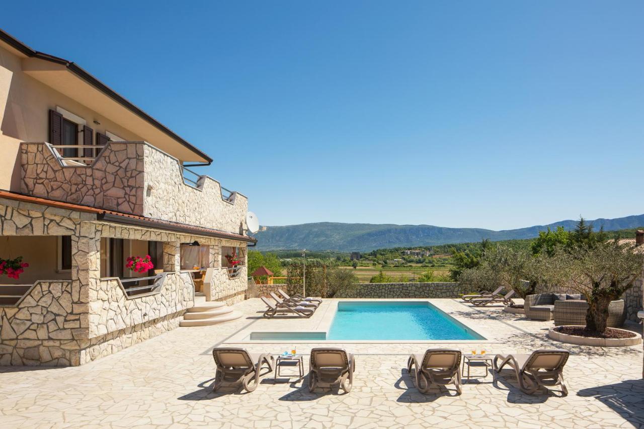 Villa Vesna With Sauna, Hot Tub Potpićan Buitenkant foto