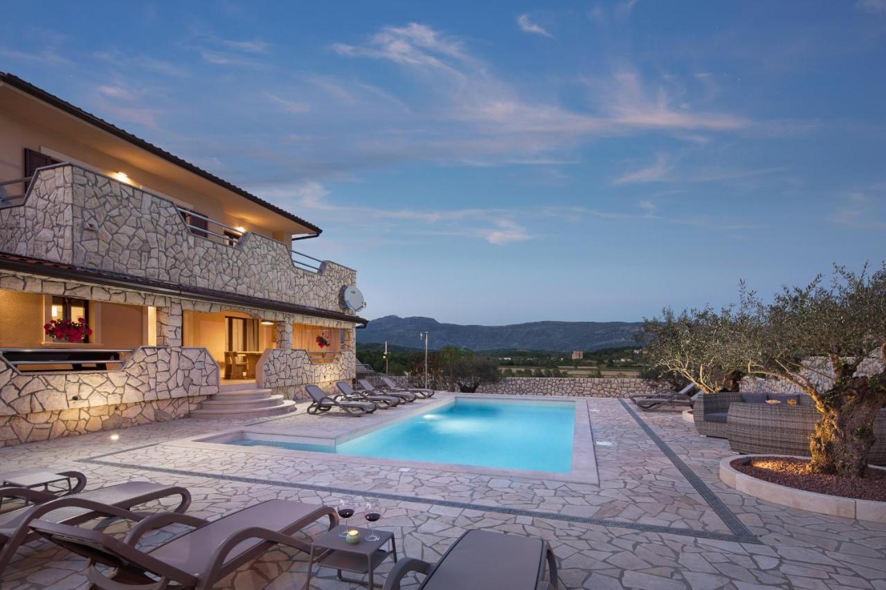 Villa Vesna With Sauna, Hot Tub Potpićan Buitenkant foto